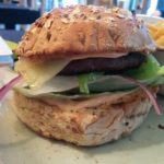 Burger Glücksschmied - Mit Heumilchkäse und roter Pfeffersosse im Hans im Glück Berlin