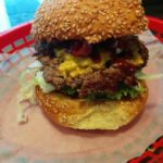 Hot Stuff Burger (Jalapenos, Cheddarkäse) mit Bacon dazu im Burgers Berlin Charlottenburg