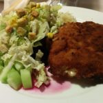 Cordon Bleu mit erstaunlich leckeren Salat. Sagt ein Fleischesser! - Im Restaurant "Zur alten Schmiede" in Bad Cannstatt