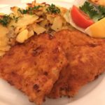 Schnitzel mit Bratkartoffeln in der Gaststätte Apostel Stuttgart