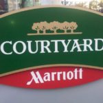 Bild vom Hotelschild des Courtyard in Berlin