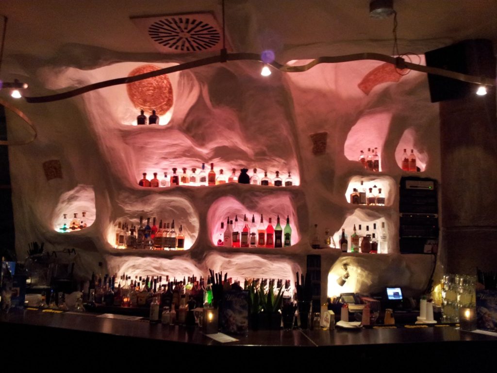 Bild von der Bar im Enchilada  - an der Bar werden die Cocktails für die Happy Hour gemixt