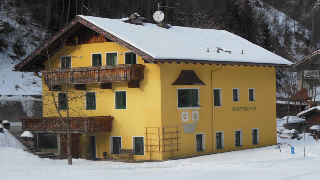 Blick vom Winterwanderweg auf das Ferienhaus "Zum Fuhrmann" im Stubaital