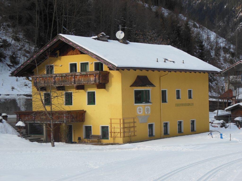 Blick vom Winterwanderweg auf das Ferienhaus "Zum Fuhrmann" im Stubaital