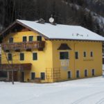 Blick vom Winterwanderweg auf das Ferienhaus "Zum Fuhrmann" im Stubaital