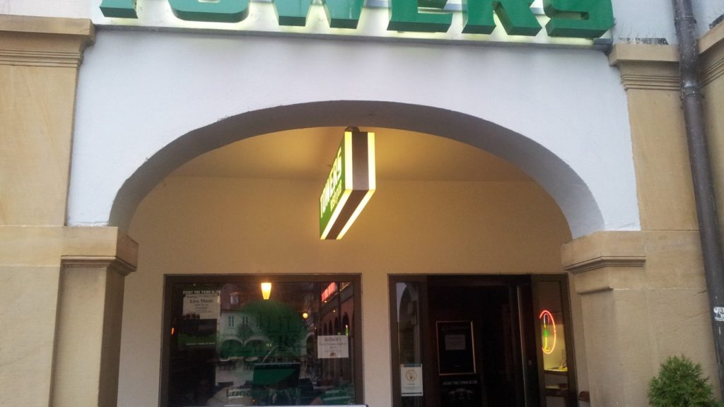 Bild vom Eingang des Irish Pub Towers in Ludwigsburg