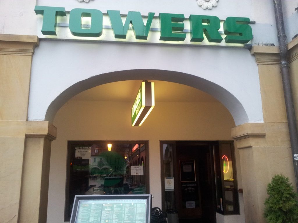 Bild vom Eingang des Irish Pub Towers in Ludwigsburg