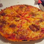 Bild von der Pizza Nr. 34 - Pizza mit Salami, Alopinos, Speck, Paprika und Hackfleisch von avanti, avanti in Stuttgart
