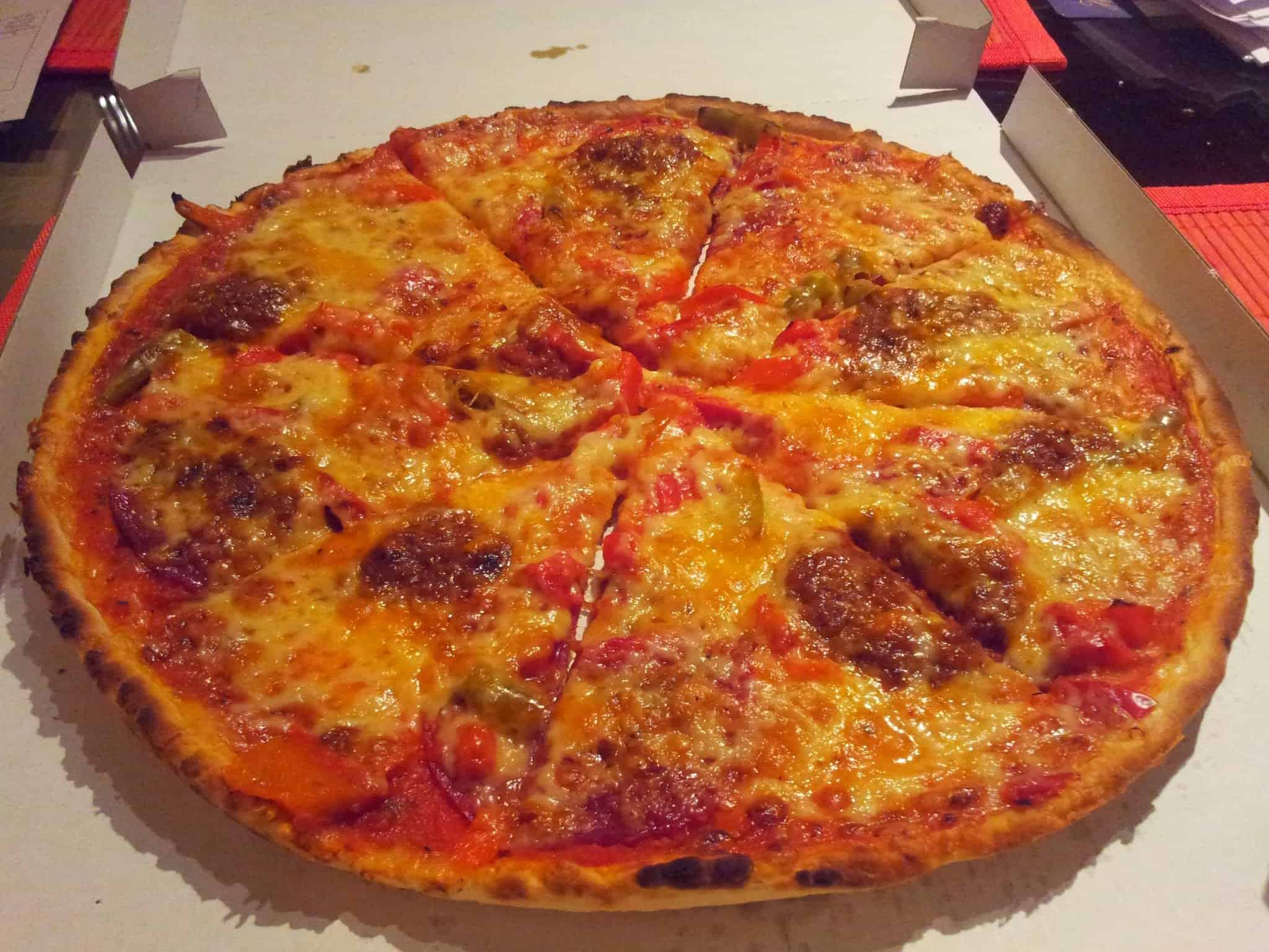 Bild von der Pizza Nr. 34 - Pizza mit Salami, Alopinos, Speck, Paprika und Hackfleisch von avanti, avanti in Stuttgart