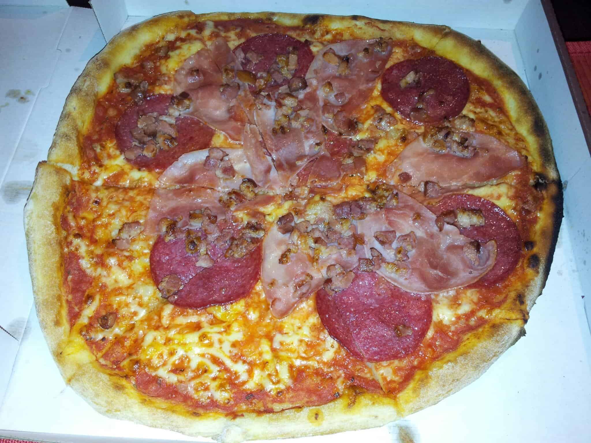 Bild der gelieferten Pizza von Angelo's Pizzataxi