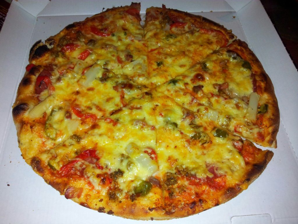 Pizza von Sky Pizza Stuttgart (Salami, Speck, Hackfleisch, Paprika, "scharfe" Peperoni und zusätzlich Spargel)