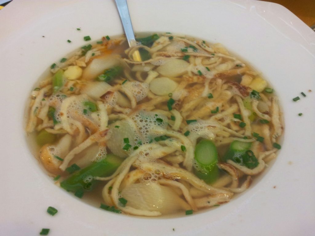 Bild von der Spargel-Flädle-Suppe (grüner und weißer Spargel)