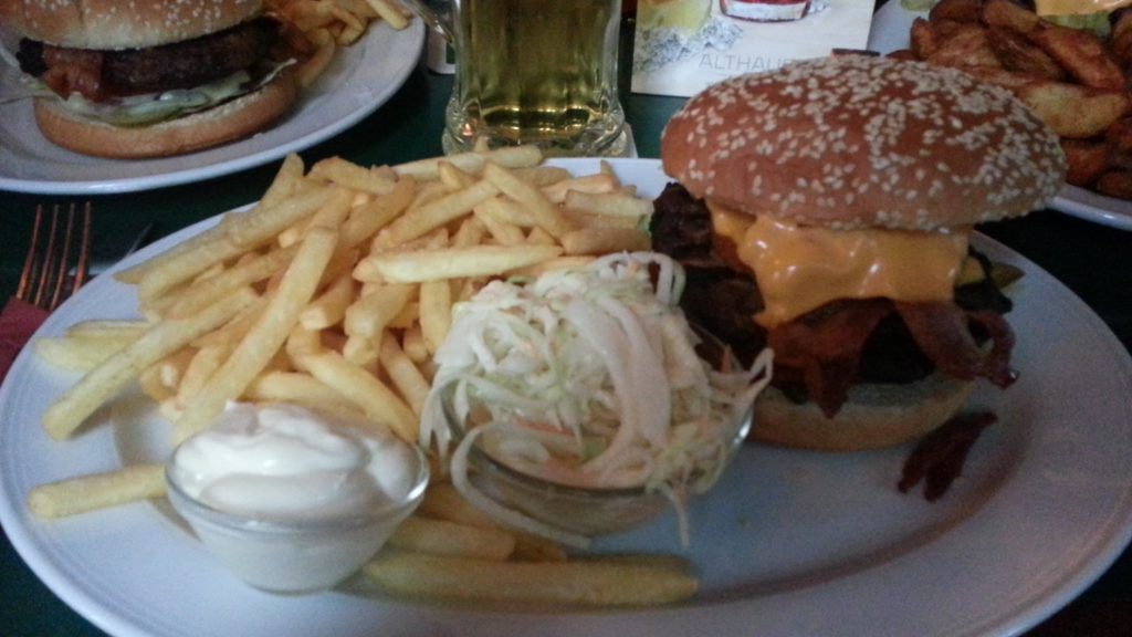 Bacon Cheese Burger in der Yours Sports Bar Wiesbaden