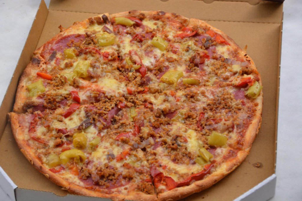 Pizza mit Salami, Speck, Hackfleisch, Paprika und Peperoni von Pavone Pizza-Service