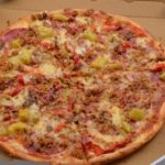 Pizza mit Salami, Speck, Hackfleisch, Paprika und Peperoni von Pavone Pizza-Service