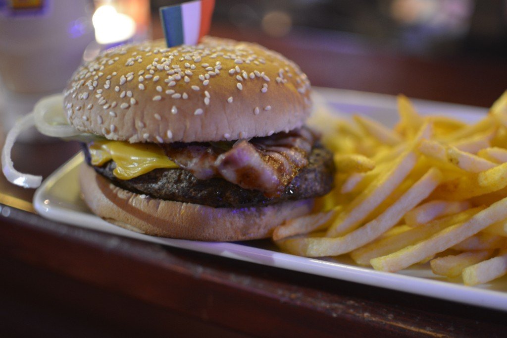 Texas Burger mit Käse im Palm Beach Stuttgart