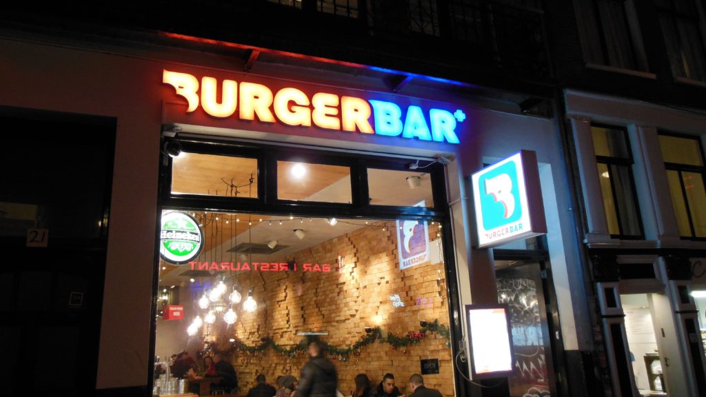 Bilder von der Amsterdam Burger Bar von außen, nachts gegen 1 Uhr
