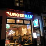 Bilder von der Amsterdam Burger Bar von außen, nachts gegen 1 Uhr