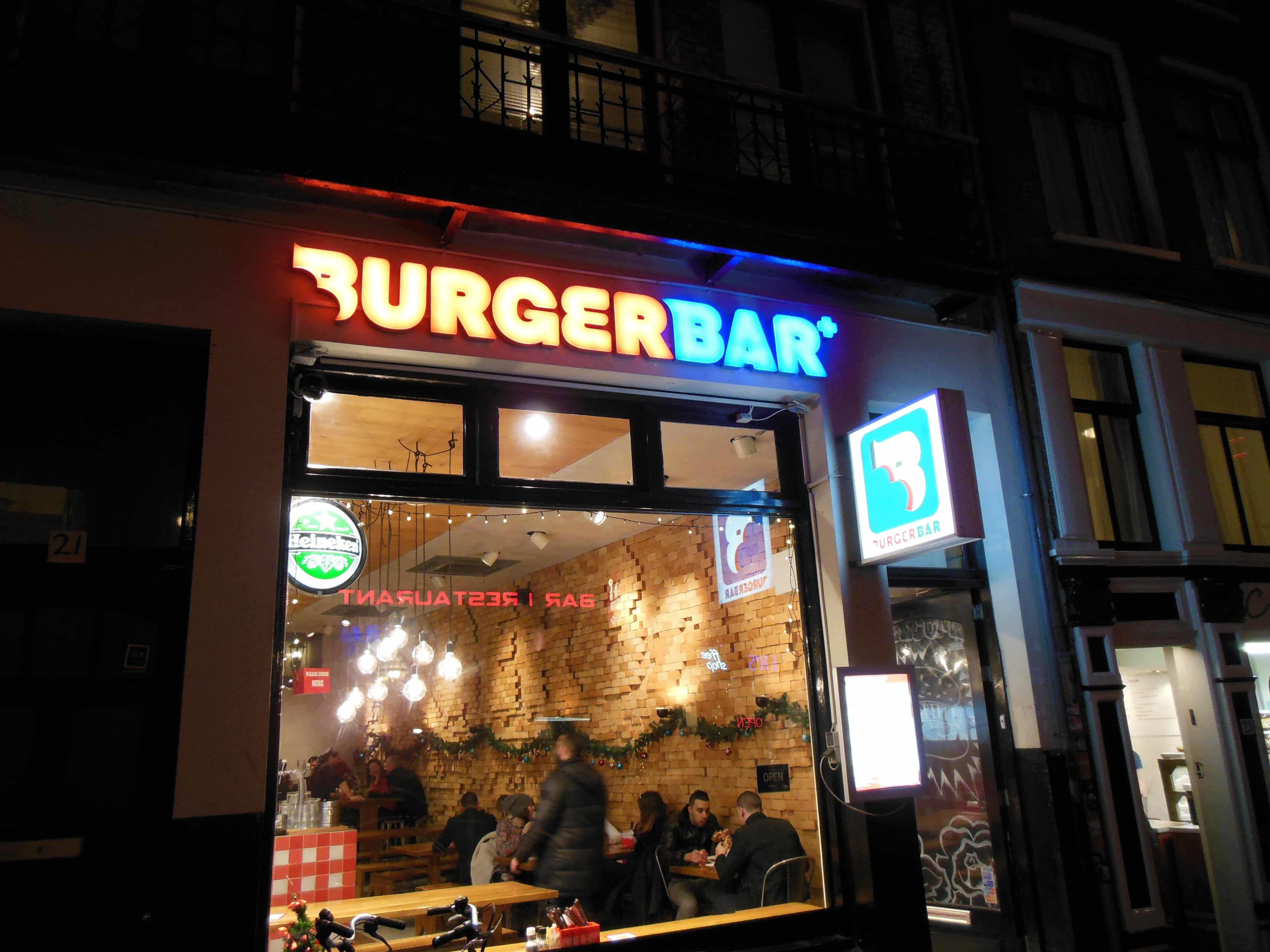 Bilder von der Amsterdam Burger Bar von außen, nachts gegen 1 Uhr