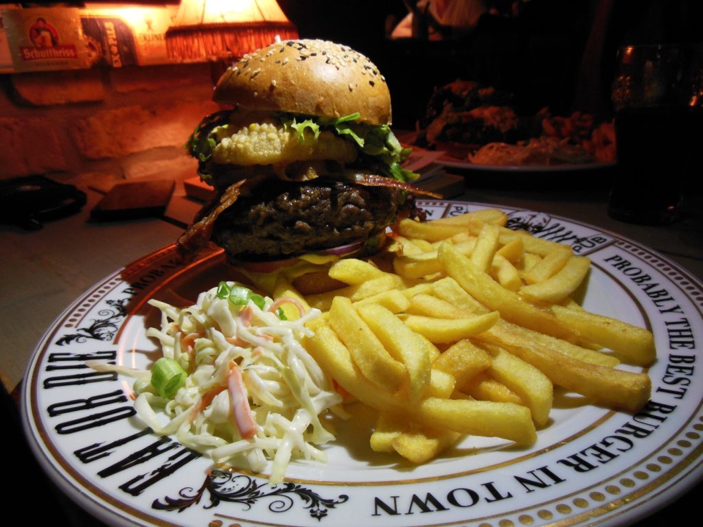 England Royal Burger mit 300 g Fleisch im The Pub Berlin