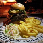 England Royal Burger mit 300 g Fleisch im The Pub Berlin