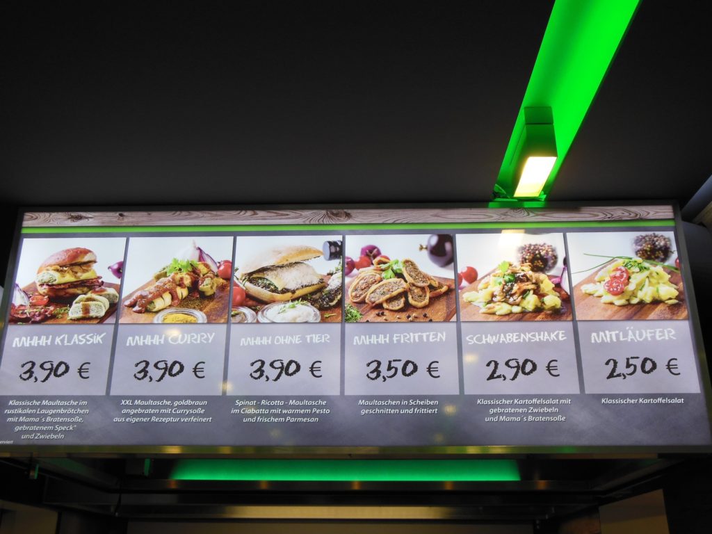 Speisekarte über der Theke des Running Mhhh POINT Stuttgart