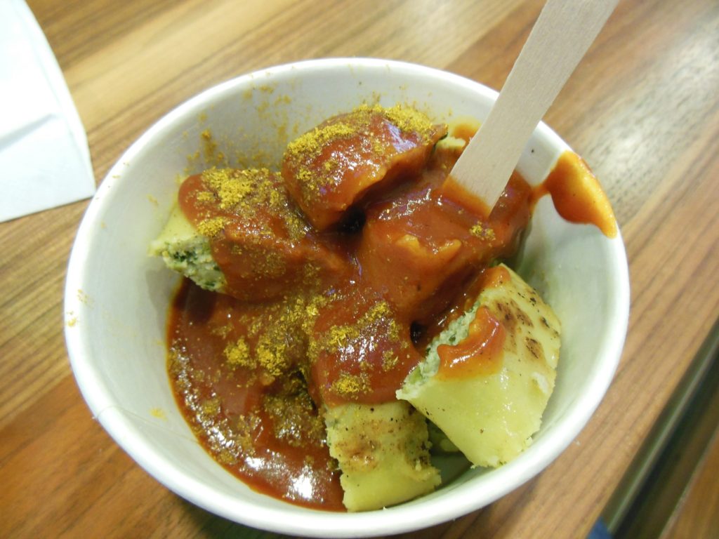 "Mhhh Curry" entspricht einer Currywurst, bei der die Wurst mit einer kleiner geschnittenen Maultasche ersetzt wird