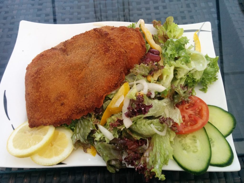 Schnitzel mit Salat im Biergarten on Top Stuttgart