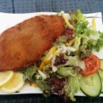 Schnitzel mit Salat im Biergarten on Top Stuttgart