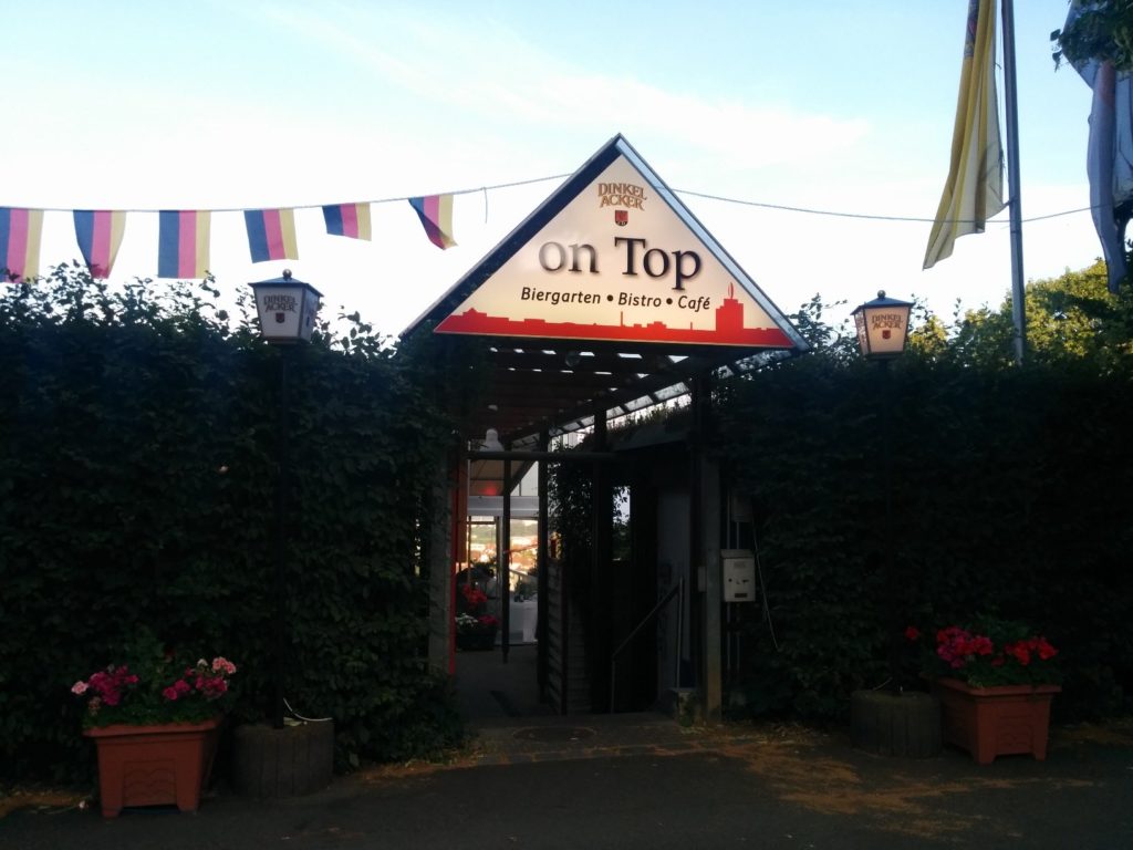 Eingang von der Stresemannstrasse her in den Biergarten on Top Stuttgart