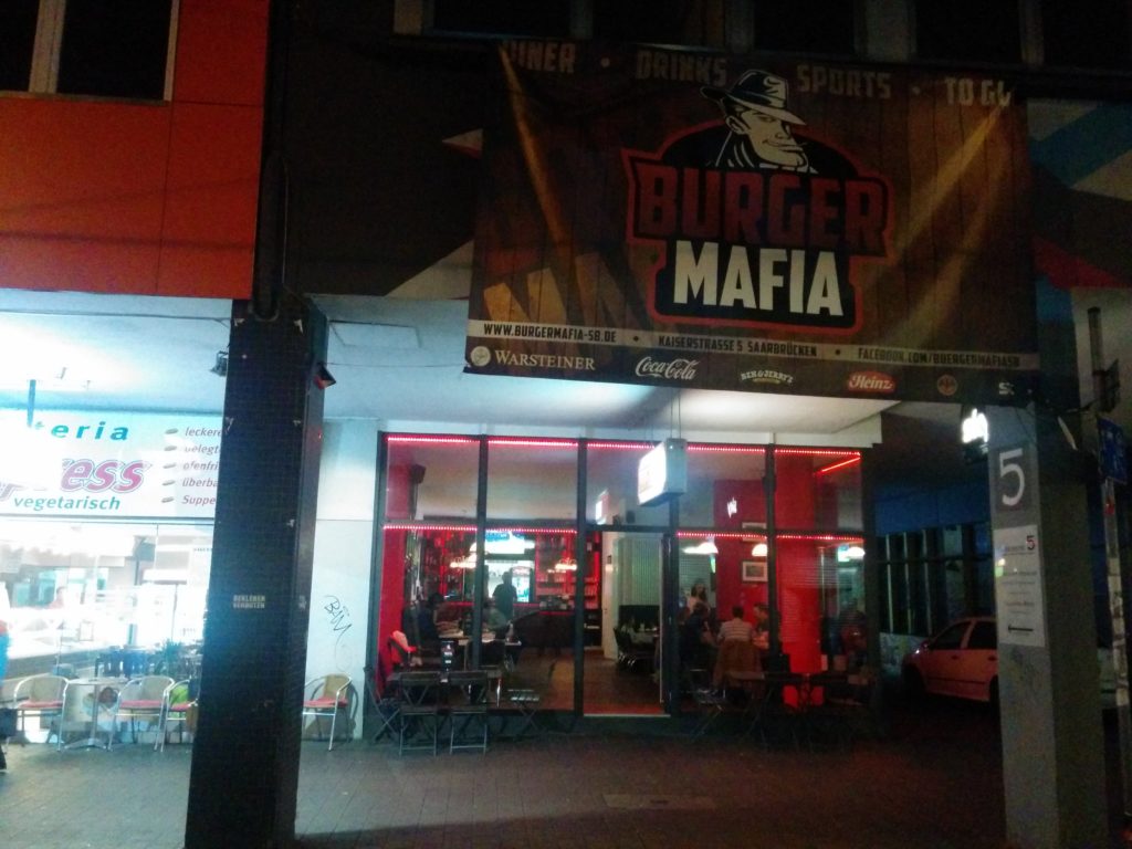 Blick nachts von außen von der Strasse ins Burger Mafia Saarbrücken