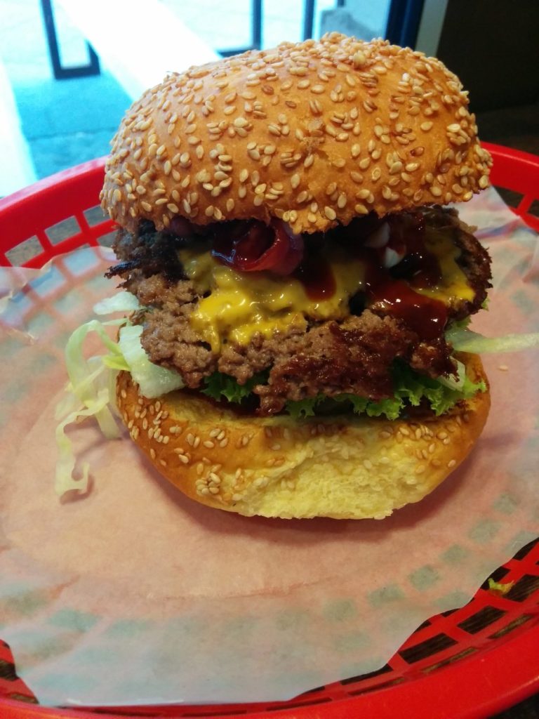 Hot Stuff Burger (Jalapenos, Cheddarkäse) mit Bacon dazu im Burgers Berlin Charlottenburg