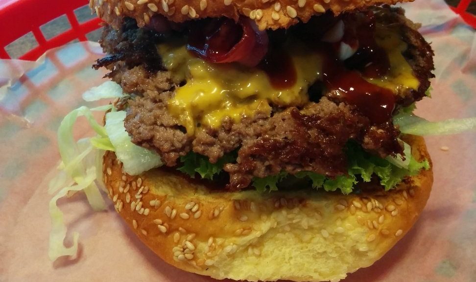 Hot Stuff Burger (Jalapenos, Cheddarkäse) mit Bacon dazu im Burgers Berlin Charlottenburg