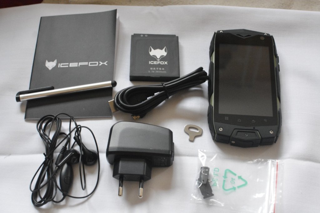 Lieferumfang - ICEFox (TM) Thunder, LAdegerät mit Micro-USB Anschluss, Kopfhörer, Schraubenzieher
