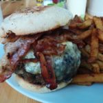 Dr. Zian Burger (Bacon & Stilton Cheese, 13,00 EUR inkl. handmade Pommes) im The Bird Kreuzberg