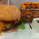American BBQ Burger mit Bergkäse.. Und Süßkartoffelchips. Im The Burger Republic Stuttgart
