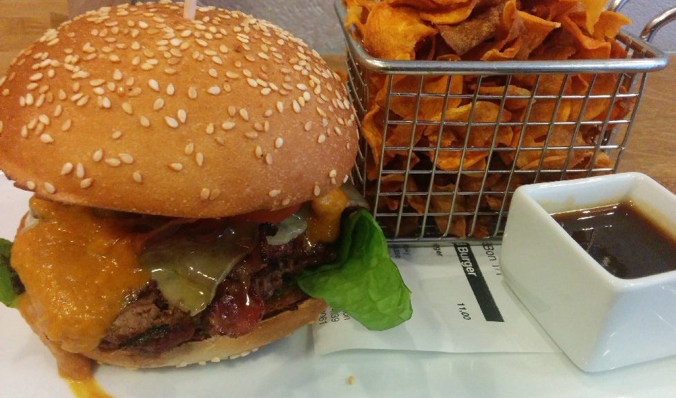 American BBQ Burger mit Bergkäse.. Und Süßkartoffelchips. Im The Burger Republic Stuttgart