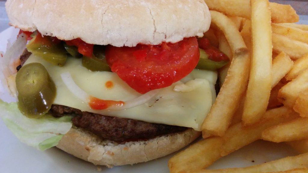 LV 13 Feuerschiffburger (als Menü für 7,90 EUR zzgl. 50 Cent für extra Käse); 125gr. Patty, rote Tomaten, Zwiebeln sowie knackig scharfe Jalapenos und Wittkoop Feuersauce