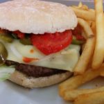 LV 13 Feuerschiffburger (als Menü für 7,90 EUR zzgl. 50 Cent für extra Käse); 125gr. Patty, rote Tomaten, Zwiebeln sowie knackig scharfe Jalapenos und Wittkoop Feuersauce