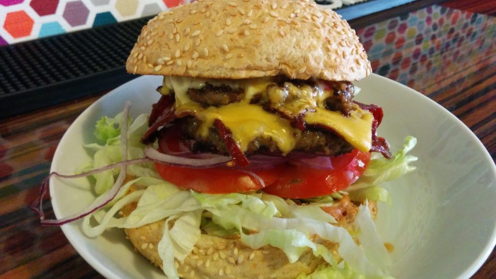Double Burger mit zweimal Fleisch in der Bommes Boutique Salzburg Mirabellplatz