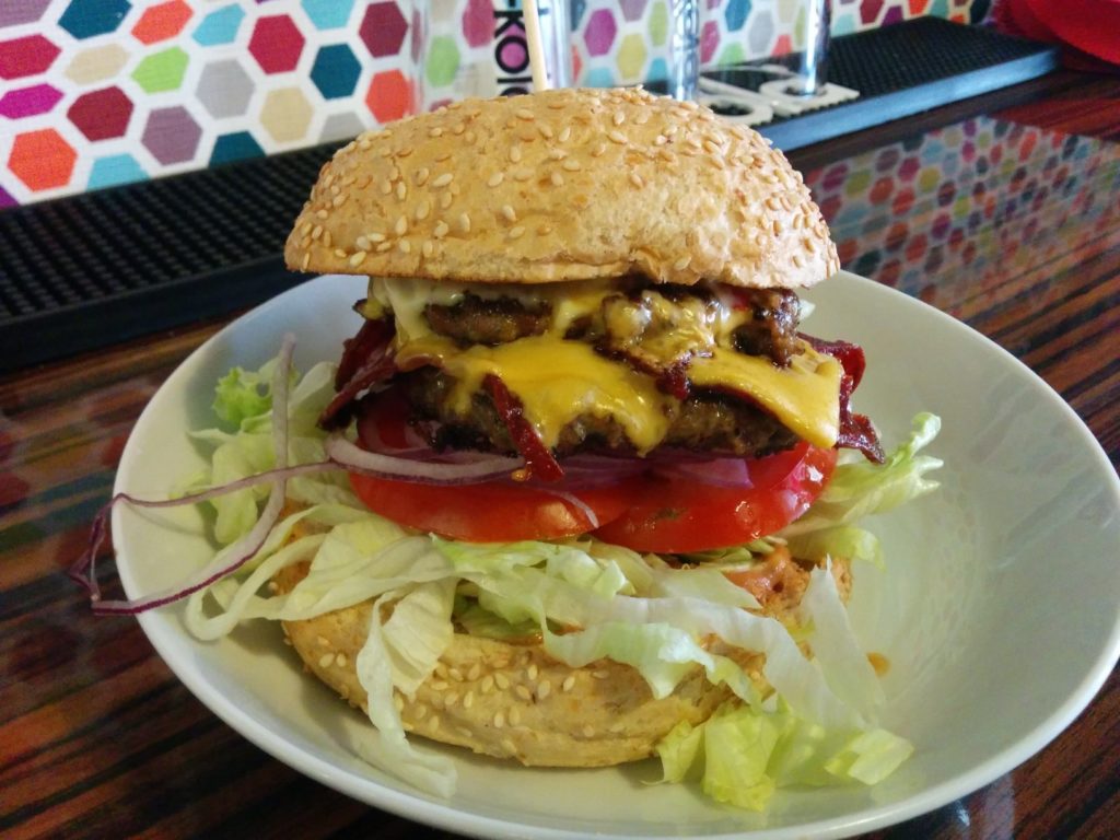 Double Burger mit zweimal Fleisch in der Bommes Boutique Salzburg Mirabellplatz