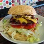 Double Burger mit zweimal Fleisch in der Bommes Boutique Salzburg Mirabellplatz