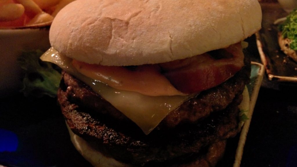 Käse & Speck Burger mit doppelt Fleisch im Hans im Glück im Europaviertel Stuttgart