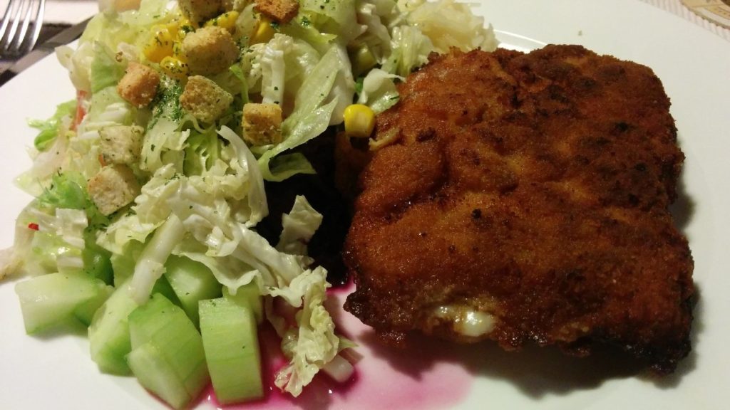 Cordon Bleu mit erstaunlich leckeren Salat. Sagt ein Fleischesser! - Im Restaurant "Zur alten Schmiede" in Bad Cannstatt