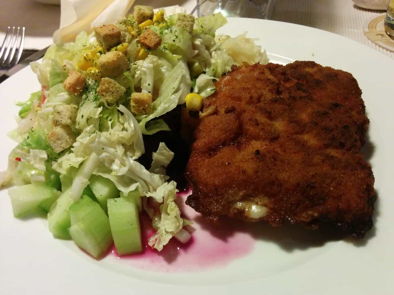 Cordon Bleu mit erstaunlich leckeren Salat. Sagt ein Fleischesser! - Im Restaurant "Zur alten Schmiede" in Bad Cannstatt