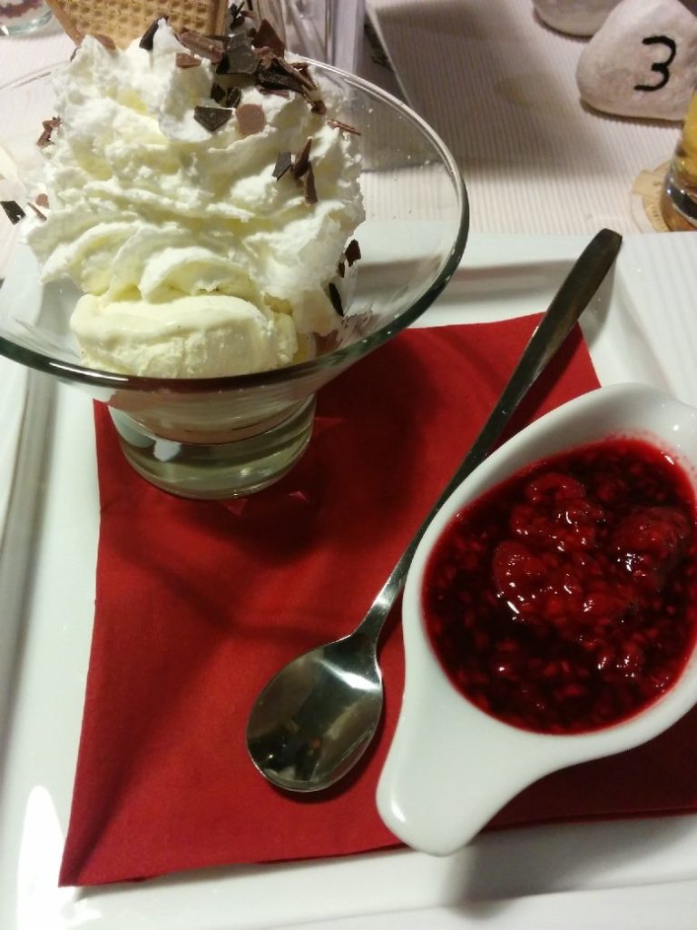 Nachtisch: Vanilleeis mit heißen Himbeeren im Restaurant "Zur alten Schmiede" in Stuttgart Bad Cannstatt