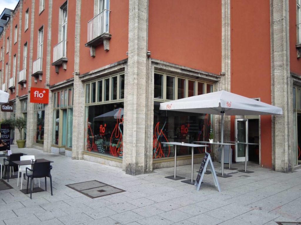 Außenansicht des Flo Steak & Burger Stuttgart, direkt vom Ausgang der Haltestelle Börsenplatz