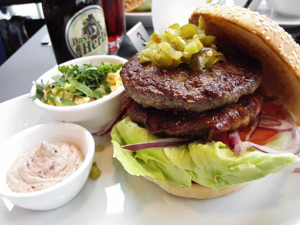 Mein Rodeo Burger mit Bacon, 2. Patty, Cheddarkäse im Flo Steak & Burger Stuttgart