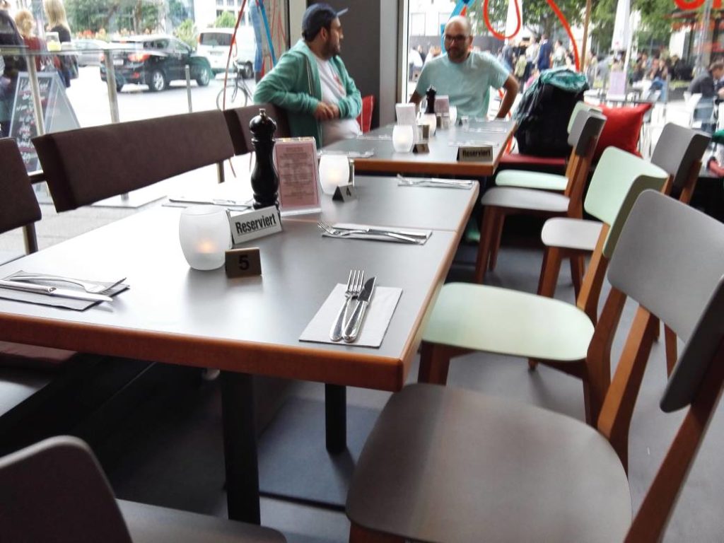Zweiertische zum praktischen Zusammenstellen im Flo Steak & Burger Stuttgart