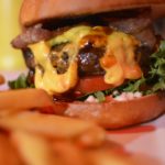 Cheddar & Baconbarbique Burger im Burgers and Bar in Stockholm